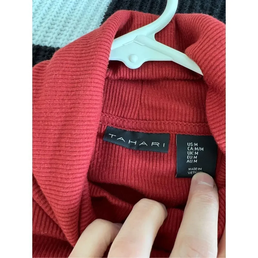 Tahari red ribbed turtleneck long sleeve top M - Picture 2 of 4